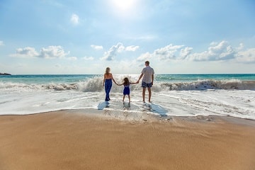 How to Enjoy an Amazing Family Vacation and Save Money